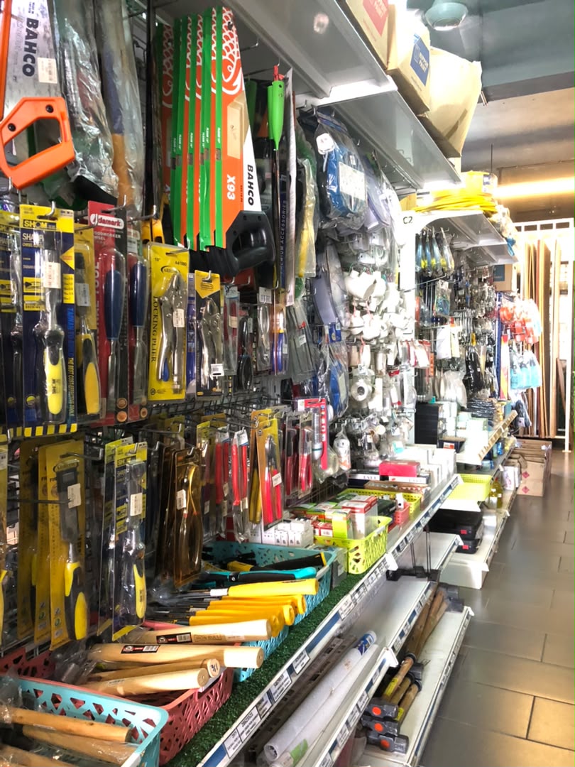 Lorong dan rak perkakasan Saiful Hardware cawangan Kampung Raja